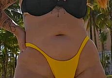 Mesmo sabendo que eu sou casada o cara pediu pra mim puxar a calcinha de ladinho mostrou foto do pau e depois me levou pro banheiro qu�mico e me colocou pra chupar