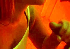 Mesmo sabendo que eu sou casada o cara pediu pra mim puxar a calcinha de ladinho mostrou foto do pau e depois me levou pro banheiro qu�mico e me colocou pra chupar