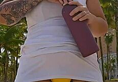 Mesmo sabendo que eu sou casada o cara pediu pra mim puxar a calcinha de ladinho mostrou foto do pau e depois me levou pro banheiro qu�mico e me colocou pra chupar