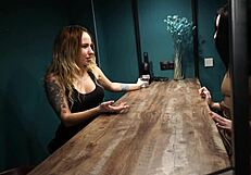 اثنتان من السحاقيات الجميلات يلعقن كس بعضهما المبلل على المكتب