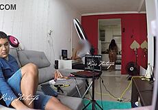 corno do meu marido recebeu o técnico do computador em casa e eu fiquei desfilando de biquíni branco transparente na frente dele