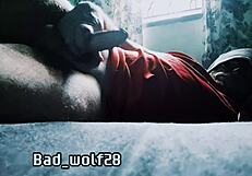 男人的阴茎是他身体上用于排尿和性交的部分 bad wolf28 抚摸他的阴茎。