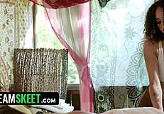 Stunning exotic hottie offers special massage