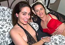 Joy Et Anita Samusent Au Réveil Entre Copines