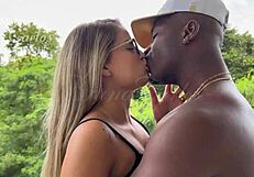 Eu loira e negão braquinha com negão sentando de costas - jefao