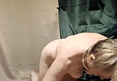 Rabszolga címkés övben élvezi a megalázást és orgazmust