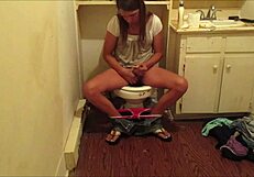 Izstrelih vročo spermo v prijateljevem WC-ju