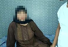 बेचारी मुस्लिम हिजाब लड़की पैसे के लिए पोर्न वीडियो निर्माता से चुद गई