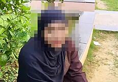 बेचारी मुस्लिम हिजाब लड़की पैसे के लिए पोर्न वीडियो निर्माता से चुद गई