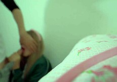 V razredu je vedno kakšna krivuljasta študentka, razvije se, prepriča jo, fuka ji usta močno, nato prodre v športni uniformi in jo napolni z mlekom