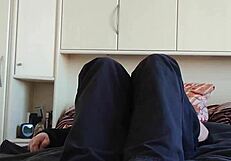 Grosse Européenne amateur montre ses chaussettes blanches de baskets en vidéo maison