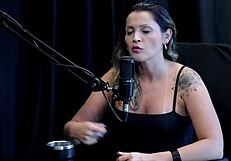 Агата Мама гледа в прозрачна червена