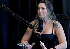 Gosta do pau medio stoppede optagelse pga position klienten ville ikke betale og fik ingen tilbagebetaling af - agatha mama watch on sheer red