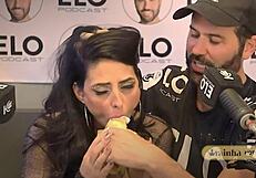 rainha hotwife num podcast fazendo um boquete babado pro apresentador