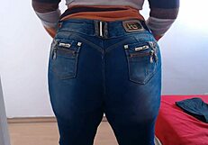 exibindo peitos bunda na calça jeans e shortinho safado