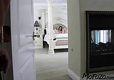 Požrešna amaterka jebe velik kurac