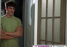 Skyler asks Parker for squirting help 😏