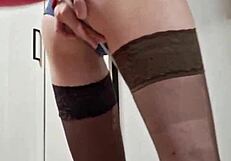 In the dungeon, mistress elza kom worships balloons with her sexy curves and domination skills