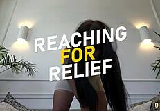 בחורה נימפומנית צעירה עוזרת לסבא להירגע ואז מקבלת ליקוק כוס פרוע