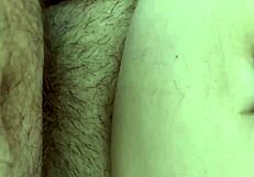 Varalna žena mi dovoli, da pride v njeno dlakavo pičko, medtem ko je mož stran