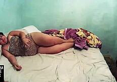 Llenando el culo de la gorda de cera y luego comiendole todo el coño fetiche de velas