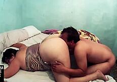 Llenando el culo de la gorda de cera y luego comiendole todo el coño fetiche de velas