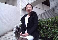 Mature Woman Hunts Men Under Dating Pretense - Manami Sakurai 1