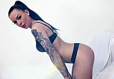 إنجا ديفل تُغتصب كعاهرة في شرجي خشن وقذف على الوجه!