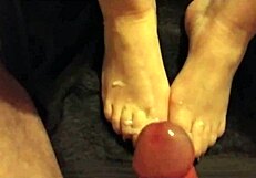 Sexy hot milf gives awesome footjob no2 - toes and cumshot fun 😍