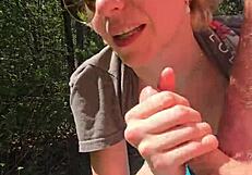 妻子在户外散步时快速手淫