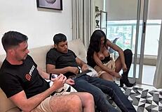 corno chupa o pau grosso do amante da mulher em grupo bissexual