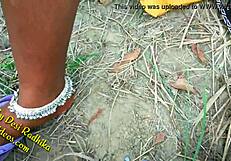 Джунгла забавление с индийска красавица в гората на открито