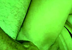 Casal fazendo sacanagem no sofá e batendo punheta pro marido com os pés