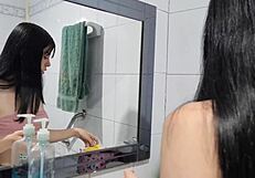 Laura jebe fanta svoje najboljše prijateljice v kopalnici, vstopi z roko in odide sama