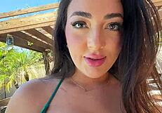 太いステップシスターとプールでファンタジー