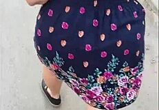 مادورة ترفع تنورتها في الشارع وتهدي نفسها أبسكيرت