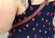 مادورة ترفع تنورتها في الشارع وتهدي نفسها أبسكيرت