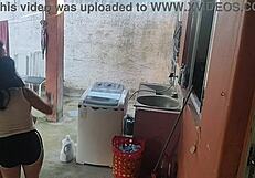 esposa saiu e a empregada não resistiu ao meu pau ereto