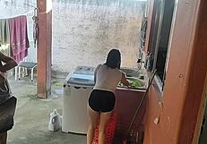 esposa saiu e a empregada não resistiu ao meu pau ereto