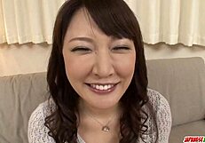 ひなた小嶺の熟れたマンコとアナルに硬いおもちゃを挿入