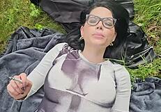 Polttelen ruoholla ja näytän tissejäni?