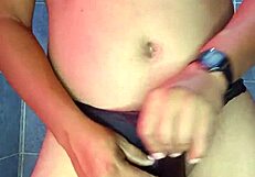 hombre usando linda panti victorias secret