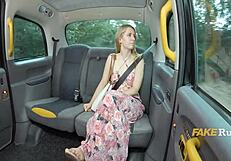 Lepotna blondinka je bila 10 kratka