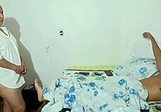 Una Madrastra Muy Cachonda Termina Follandose A Su Hijastro Mientras Su Marido Trabaja