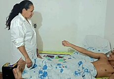 Una Madrastra Muy Cachonda Termina Follandose A Su Hijastro Mientras Su Marido Trabaja