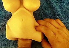 Pula mare pătrunde păpușa mică 18+ pentru prima dată în futut