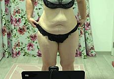 Mature MILF Shakes Big Ass