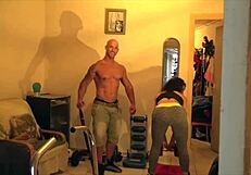 Laura brunette sportive et excitante