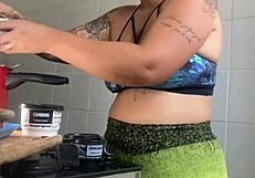 wife pretends to cook online but really flashes her pussy