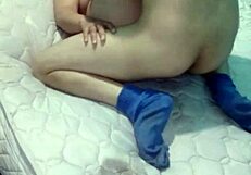 misionero en el colchón sin sábanas ni funda en el suelo